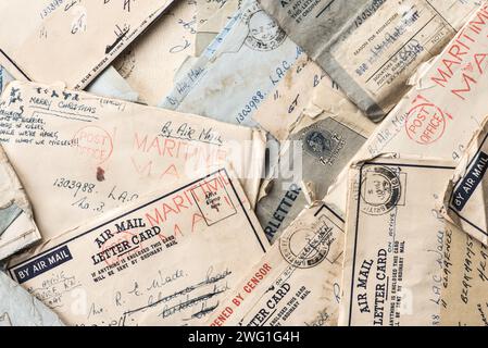 Luftpostbriefe aus dem 2. Weltkrieg per Maritime Post von einem Wren an einen RAF-Gentleman mit Postmarken, Zensur etc. In schwierigen Zeiten in Kontakt bleiben. Stockfoto