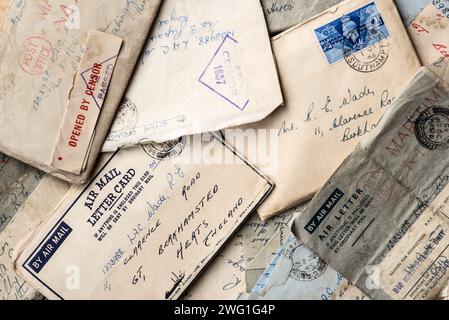 Luftpostbriefe aus dem 2. Weltkrieg per Maritime Post von einem Wren an einen RAF-Gentleman mit Postmarken, Zensur etc. In schwierigen Zeiten in Kontakt bleiben. Stockfoto