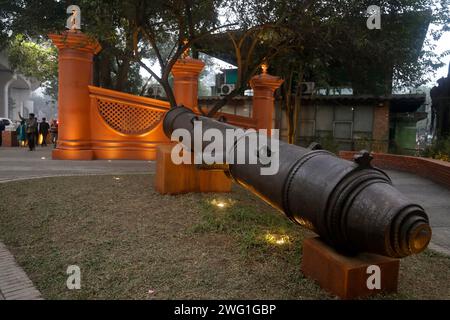 Dhaka, Bangladesch - 01. Februar 2024: Das Dhaka Gate befindet sich in der Gegend der Universität von Dhaka. Das im 17. Jahrhundert erbaute Dhaka-Tor hat seine verlorene Fo wiedererlangt Stockfoto