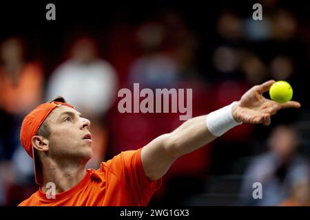 GRONINGEN - 02.02.2024, Tallon Grieche Spoor der Niederlande am ersten Tag des Davis Cup Qualifikationsspiels zwischen den Niederlanden und der Schweiz in Martiniplaza. Der Gewinner des Treffens qualifiziert sich für die Gruppenphase des Davis Cup Finales. ANP SANDER KONING niederlande aus - belgien aus Stockfoto