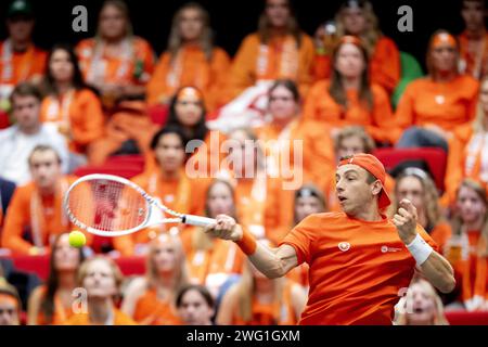 GRONINGEN - 02.02.2024, Tallon Grieche Spoor der Niederlande am ersten Tag des Davis Cup Qualifikationsspiels zwischen den Niederlanden und der Schweiz in Martiniplaza. Der Gewinner des Treffens qualifiziert sich für die Gruppenphase des Davis Cup Finales. ANP SANDER KONING niederlande aus - belgien aus Stockfoto