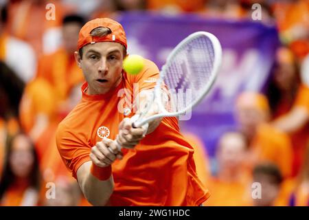 GRONINGEN - 02.02.2024, Tallon Grieche Spoor der Niederlande am ersten Tag des Davis Cup Qualifikationsspiels zwischen den Niederlanden und der Schweiz in Martiniplaza. Der Gewinner des Treffens qualifiziert sich für die Gruppenphase des Davis Cup Finales. ANP SANDER KONING niederlande aus - belgien aus Stockfoto