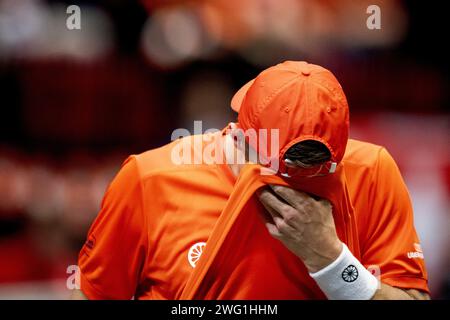 GRONINGEN - 02.02.2024, Tallon Grieche Spoor der Niederlande am ersten Tag des Davis Cup Qualifikationsspiels zwischen den Niederlanden und der Schweiz in Martiniplaza. Der Gewinner des Treffens qualifiziert sich für die Gruppenphase des Davis Cup Finales. ANP SANDER KONING niederlande aus - belgien aus Stockfoto