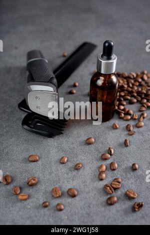 Mann Bartpflege auf Steintischoberfläche, Kamm, Öl und elektrischem Trimmer Stockfoto