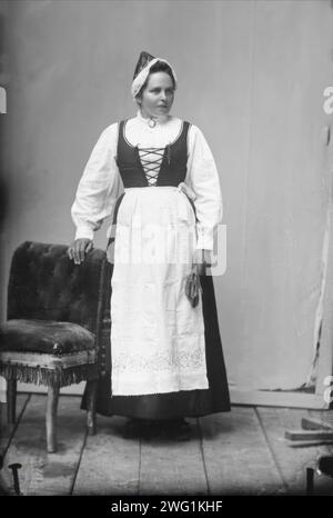 Elise Larsson f Johansson von R&#xf6;rb&#xe4;ckn&#xe4;s, Gemeinde Lima, Dalarna in traditioneller Tracht, 1890–1910. Stockfoto