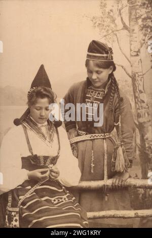 Studio-Porträt: Zwei Frauen in Nationalkleidung, 1906. Die Frau links trägt ein Kostüm von R&#xe4;ttvik, Dalarna und die Frau rechts trägt ein samisches Kostüm Stockfoto