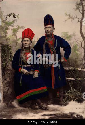 „Ehefrau Inga &#xc5;ren. Frostviken, Lappland. Nejla Macka &#xc5;ren. Frostviken, Lappland“, 1890-1900. Sami-Paar. Handkoloriertes Studio-Porträt in voller Länge Stockfoto