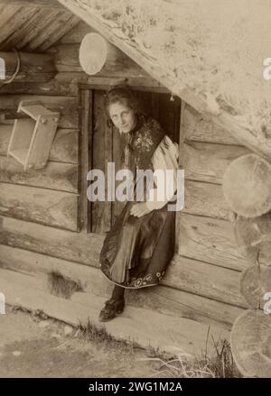 Mädchen schaut von einer Tür aus, 1890-1920. Stockfoto