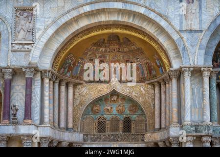 Basilika San Marco Nordportal aus dem 13. Jahrhundert erhaltene Mosaikdetails, Venedig, Italien Stockfoto