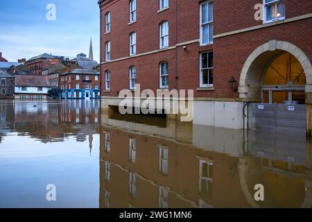 Der Fluss Ouse brach nach starkem Regen über die Ufer (Flussufer unter Hochwasser getaucht, Pub-Gebäude überschwemmt) - York, North Yorkshire, England, Vereinigtes Königreich. Stockfoto