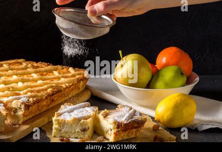 Hausgemachter Käsekuchen mit Rosinen. Käsekuchen mit Rosinen und frischem Obst Stockfoto