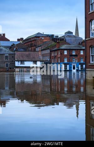 Der Fluss Ouse brach nach starkem Regen über die Ufer (Flussufer unter Hochwasser getaucht, Pub-Gebäude überschwemmt) - York, North Yorkshire, England, Vereinigtes Königreich. Stockfoto