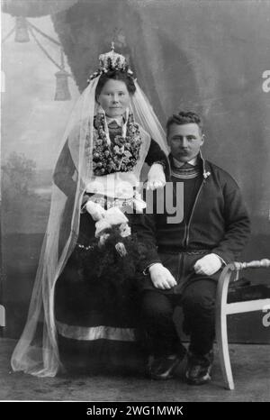 Hochzeit 1914. Die Braut und der Bräutigam Anna und Tomas Lambert Klementsson, Atostugan, Joestr&#xf6;m.. Vapsten Sami Village, T&#xe4;rna Parish, Lycksele Lapmark, V&#xe4;sterbotten County. Die Braut trägt einen silbernen Kragen. Stockfoto