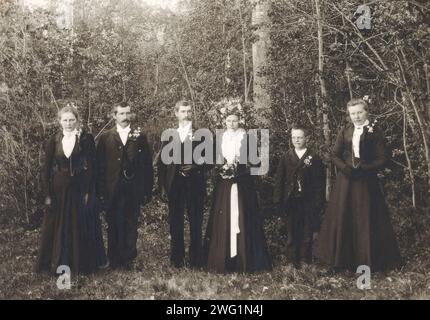 Wedding, Stens&#xe5;sen, Lillh&#xe4;rdal Parish, H&#xe4;rjedalen, 1902. Braut und Bräutigam mit Brautjungfern und Marshals. FR.v. Emma Torsa, Onkel Lars, die Braut und Bräutigam Hammarberg, Sven Ersa, Lisa. Das Bild gewann 1902 den 5. Preis beim Fotografiewettbewerb des STF. Stockfoto