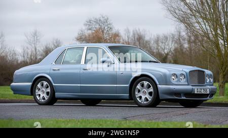 Milton Keynes, UK-18. Januar 2024: 2005 blauer Bentley Arnage Luxuswagen, der auf einer englischen Landstraße fährt. Stockfoto