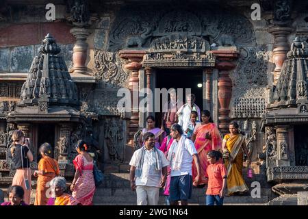 Belur, Karnataka, Indien - 9. Januar 2023: Eine große Menge indischer Touristen im historischen Chennakeshava Tempelkomplex. Stockfoto