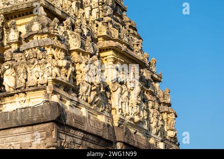 Schnitzereien von hinduistischen Gottheiten und Figuren auf dem Gopuram-Turm des Chennakeshava-Tempels in Belur, Karnataka. Stockfoto