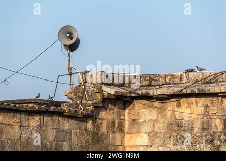 Belur, Karnataka, Indien - 9. Januar 2023: Ein Lautsprecher auf einer Steinmauer in einem antiken Tempel. Stockfoto