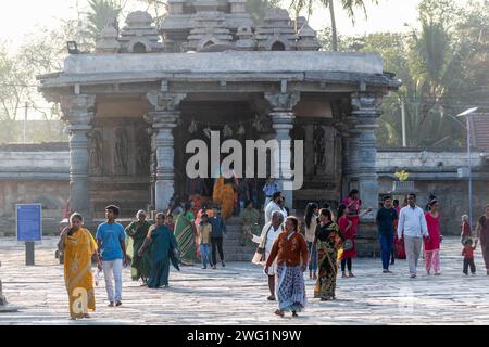 Belur, Karnataka, Indien - 9. Januar 2023: Eine große Menge indischer Touristen im historischen Chennakeshava Tempelkomplex. Stockfoto