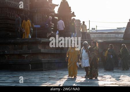 Belur, Karnataka, Indien - 9. Januar 2023: Eine große Menge indischer Touristen im historischen Chennakeshava Tempelkomplex. Stockfoto