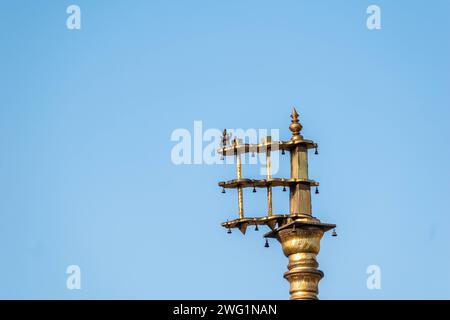 Belur, Karnataka, Indien - 9. Januar 2023: Die goldene Dhwaja Stambh-Säule im historischen Chennakeshava-Tempel in Belur. Stockfoto