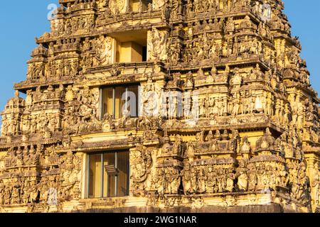 Schnitzereien von hinduistischen Gottheiten und Figuren auf dem Gopuram-Turm des Chennakeshava-Tempels in Belur, Karnataka. Stockfoto