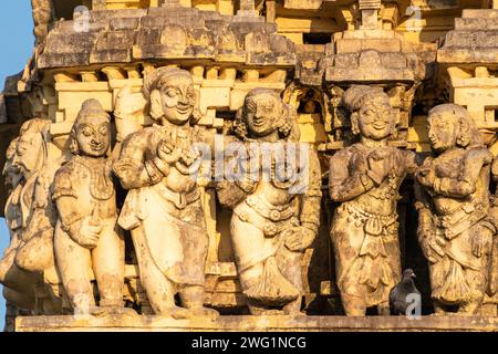 Schnitzereien von hinduistischen Gottheiten und Figuren auf dem Gopuram-Turm des Chennakeshava-Tempels in Belur, Karnataka. Stockfoto