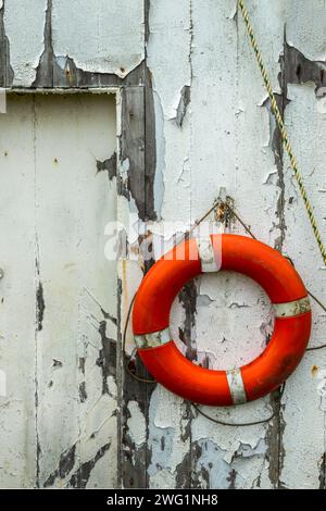 Der Rettungsgürtel hängt an der Wand eines alten Bootshauses Stockfoto