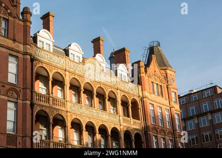 Das sonnendurchflutete Äußere des ehemaligen Royal Waterloo Hospital for Children and Women (heute University of Notre Dame) Lambeth, London SE1, England, Großbritannien Stockfoto