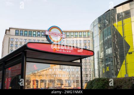 Farbenfroher Superloop-Rundgang am Tenison Way, vor der Waterloo Station, London, England, Großbritannien Stockfoto