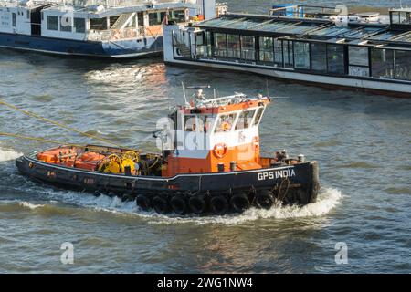 Nahaufnahme des GPS-Schleppers Arcadia, der Schiffskähne entlang der Themse in London, Großbritannien, zieht Stockfoto