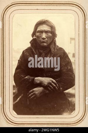 Porträt von Abmut Merak, 60 Jahre alt, Sjokksjokk Sami Dorf, Jokkmokk Gemeinde, 1868. Aus Lotten von D&#xfc;bens Fotoalbum mit Motiven der ethnologischen Expedition nach Lappland, die ihr Mann Gustaf von D&#xfc;ben 1868 führte. Stockfoto