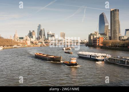 Boote auf der Themse und die Skyline und Wolkenkratzer der City of London aus Sicht der Waterloo Bridge, London, England, Großbritannien Stockfoto