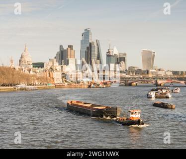 Schlepper GPS Indien auf der Themse, mit Wolkenkratzern der City of London im Hintergrund, von der Waterloo Bridge aus gesehen, London, England, Großbritannien Stockfoto