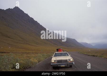 Der Buick Electra Stationwagens des Fotografen Steven Kazlowski 1978 auf der Haul Road, North Slope of the Brooks Range, arktisches Alaska Stockfoto