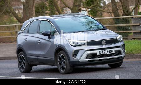 Milton Keynes, Großbritannien, 31. januar 2024. 2021 graues Vauxhall Crossland sri Auto auf einer englischen Straße Stockfoto