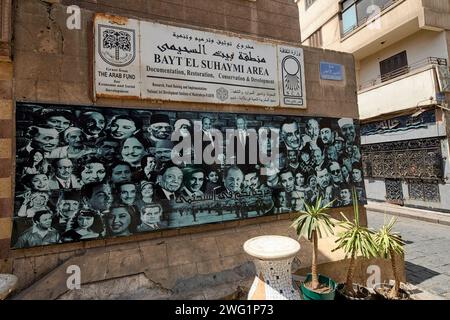 Schilder mit berühmten ägyptischen Gesichtern an der Muralarb Al-Asfar Street in Kairo, Ägypten Stockfoto