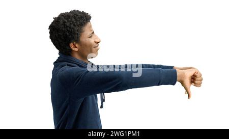 Ein Mann aus der Nähe, auf weißem Hintergrund, zeigt seine Daumen nach unten Stockfoto
