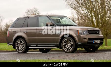 Milton Keynes, UK-18. Januar 2024: 2009 Bronze-Dieselmotor Range Rover Sport Car auf einer englischen Landstraße. Stockfoto