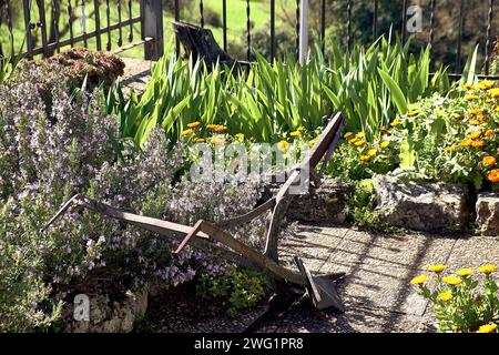 Terrasse des Stadthauses mit Blick auf den Berg. Pflug Detailplan. Stockfoto