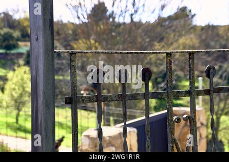 Terrasse des Stadthauses mit Blick auf den Berg. Stockfoto