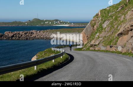 Weibliche Radfahrer in Vesteralen, Norwegen. Stockfoto