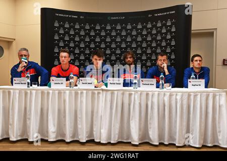 Vendryne, Tschechische Republik. Februar 2024. (L-R) nicht spielender Kapitän des tschechischen Teams Jaroslav Navratil und die Tennisspieler Jiri Lehecka, Jakub Mensik, Tomas Machac, Adam Pavlasek und Vit Kopriva bei der Pressekonferenz nach dem Qualifikationsspiel im Davis Cup vor der Tschechischen Republik gegen Israel in Vendryne, Tschechische Republik, 2. Februar 2024. Quelle: Jaroslav Ozana/CTK Photo/Alamy Live News Stockfoto