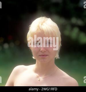 Junge blonde Frau Stockfoto