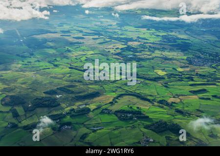 Luftaufnahme der grünen Felder in der schottischen Landschaft in der Nähe von Glasgow, Central Lowlands of Scotland, UK Stockfoto