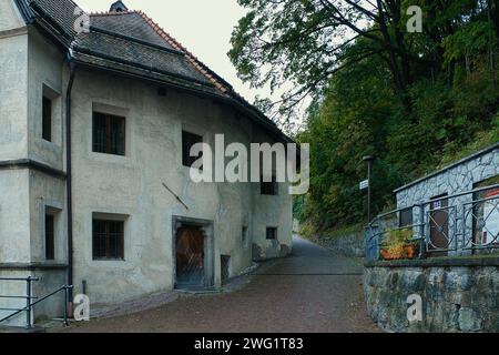 Enge, gepflasterte Straße, flankiert von zwei Gebäuden Stockfoto