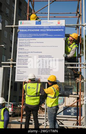 Neuigkeiten - die Baustelle für den Abriss der Bronx von San Giovanni a Teduccio öffnet die Baustelle für den Abriss der Bronx von San Giovanni a Teduccio. Innerhalb von drei Jahren werden die Gebäude nach dem Erdbeben weltweit berühmt für das große Wandgemälde, das Diego Armando Maradona gewidmet ist, herunterkommen müssen. Es mangelt nicht an Kontroversen für diejenigen, die wollten, dass die Mauer mit der Arbeit von Jorit erhalten bleibt, und für diejenigen, die erneut die Priorität der Stadterneuerung zur Gewährleistung menschenwürdiger Wohnverhältnisse betont haben. Napoli Bronx, San Giovanni a Teduccio Italien Copyright: XAntonioxBalascox/xLiveMediax LPN 1 Stockfoto