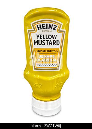 Italia - 30. Januar 2024: Heinz gelbe Senfsoße in Plastikquetschflasche isoliert auf Withe mit Beschneidungspfad inklusive. Klassischer Amerikanischer Musta Stockfoto