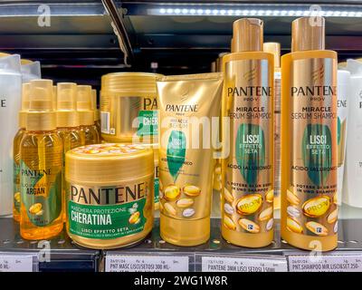 Italien - 30. Januar 2024: Pantene pro-V Haarpflegeprodukte, goldene Packungen Shampoo, Schutzöl und Creme zum Verkauf bei italienischer Superma Stockfoto