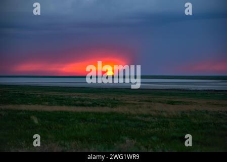 Sonnenuntergang auf dem Manych-See. Stavropol-Territorium, Russland Stockfoto